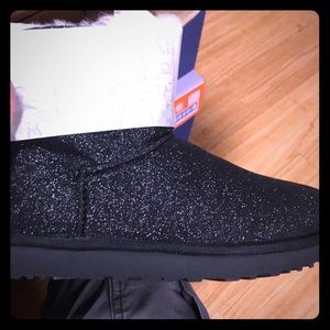 W mini Bailey bow sparkle w/ blk new in box uggs